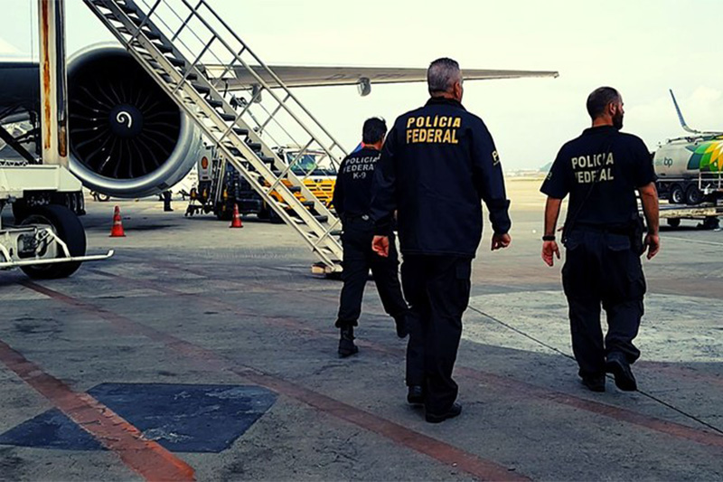 Agentes federais prenderam mulher no aeroporto de Manaus e é suspeita de tráfico de drogas (Foto: PF/Divulgação)