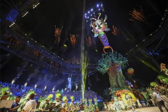 Alegoria o Caprichoso: esculturas grandiosas erguidas por guindaste (Foto: Alex Pazuello/Secom)