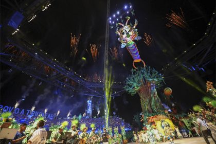 Alegoria o Caprichoso: esculturas grandiosas erguidas por guindaste (Foto: Alex Pazuello/Secom)