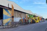Restos de alegorias enfileirados ao lado de galpões das escolas de samba: abandono das indumentárias (Foto: Felipe Campinas/AM ATUAL)