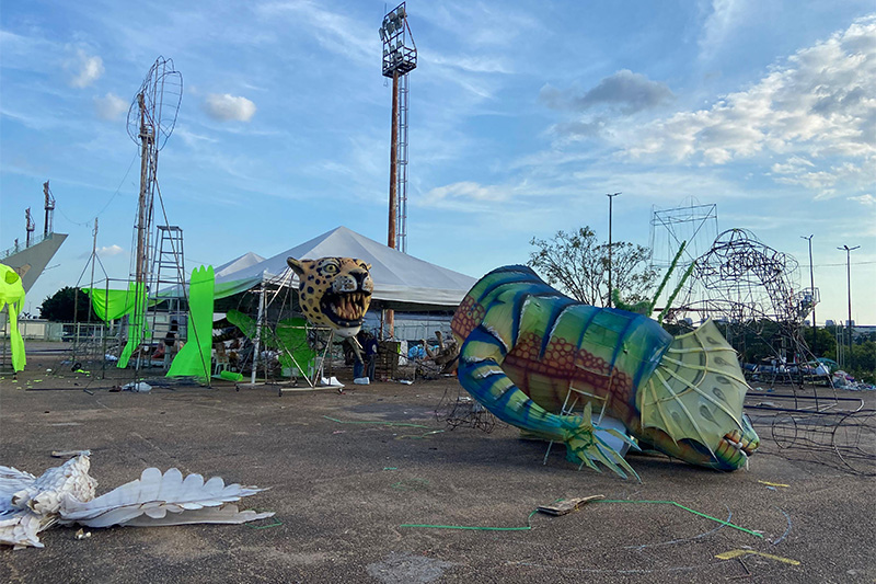 Abandonadas, alegorias viraram lixo e estão por toda parte nos arredores do Sambódromo (Foto: AM ATUAL)