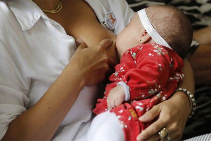Amamentação é benéfica para a mãe e o bebê (Foto: Fernando Frazão/ABr)