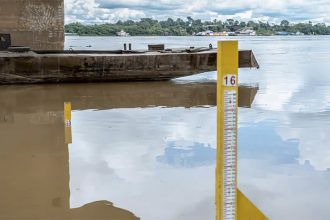 Medição do nível do Rio Madeira em Rondônia: volume abaixo da média (Foto: Defesa Civil/Porto Velho/Divulgação)