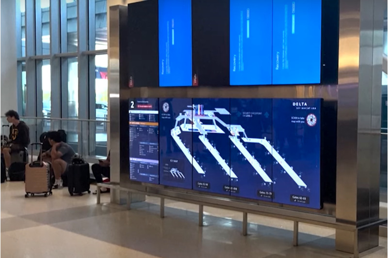 Painéis de embarque e desembarque no aeroporto de Nova York mostrava tela azul (Imagem: YouTuibe/Reprodução)