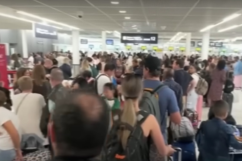 Passageiros em aeroporto dos EUA: pane geral em voos (Imagem: YouTube)
