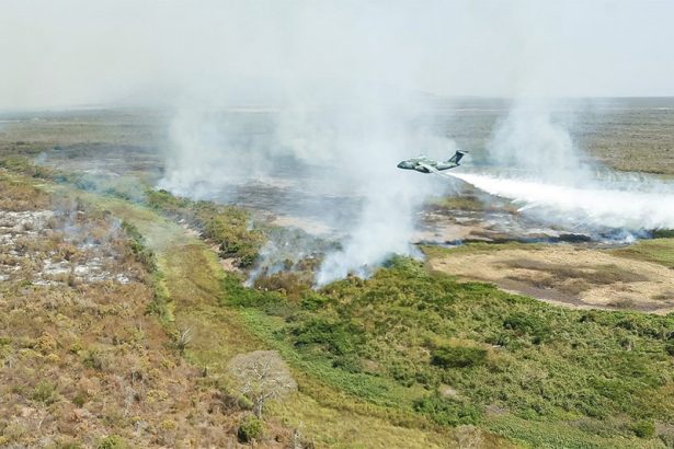 Avião joga água para combater focos de incêndio: lei institui diretrizes para controle de incêndios (Foto: Ricardo Stuckert/PR)