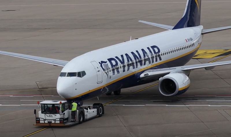 Avião da Ryanair: briga a bordo em voo obrigou pilotos a fazerem pouso de emergência (Imagem: YouTube)