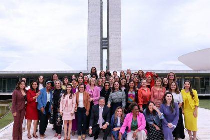 Deputadas com o presidente da Câmara, Arthur Lira: guia sobre candidaturas femininas (Foto: Marina Ramos/Agência Câmara)