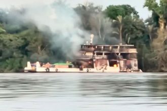 Embarcação incêndio