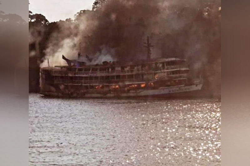 Fogo se alastrou rapidamente por toda a embarcação de madeira (Imagem: Redes sociais/Reprodução)