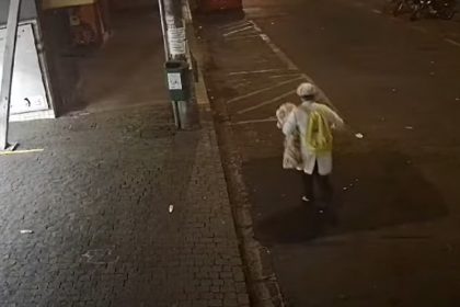 Câmera de segurança registrou momento em que médica deixa hospital com mochila onde estava o bebê (Imagem: Redes sociais/Reprodução)