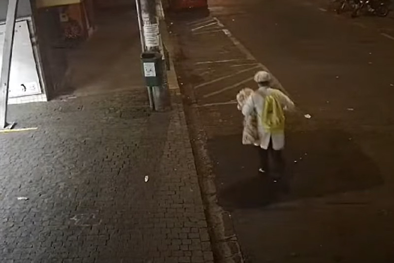 Câmera de segurança registrou momento em que médica deixa hospital com mochila onde estava o bebê (Imagem: Redes sociais/Reprodução)
