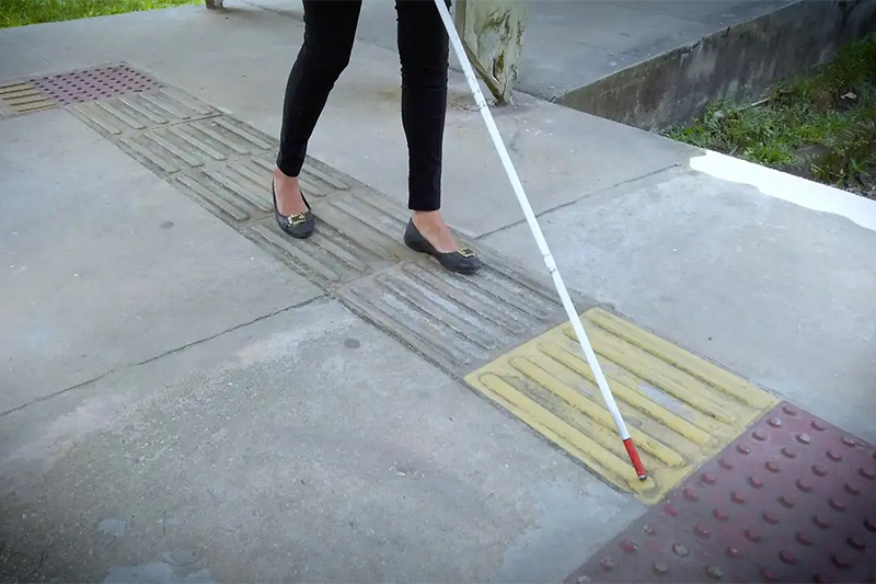 Bengalas terão cores diferentes para identificar grau de deficiência visual (Imagem: TV Brasil/Reprodução)
