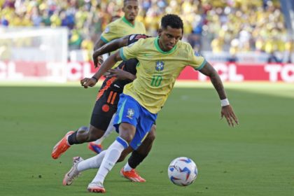 Rodrigo, bem marcado, fez poucas jogadas de perigo de gol contra a Colômbia (Foto: Rafael Ribeiro/CBF)