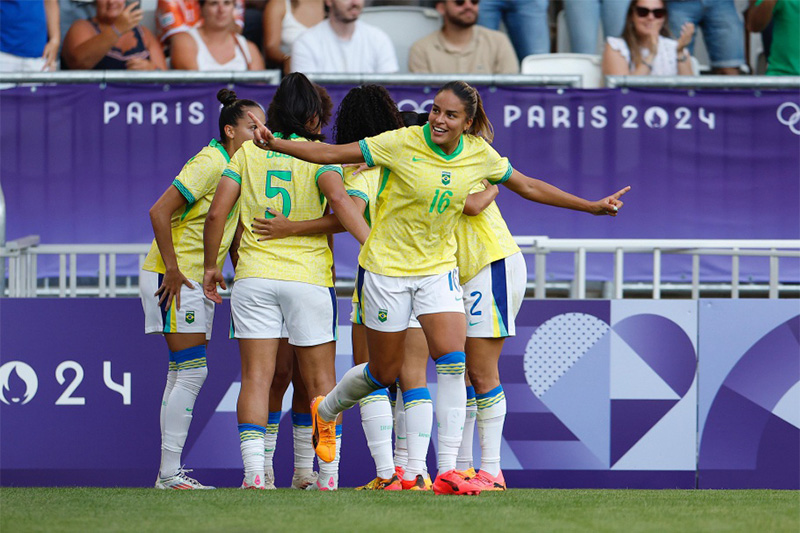 Jogadoras festejam gol de Gabi Nunes contra a Nigéria (Foto: Rafael Ribeiro/CBF)
