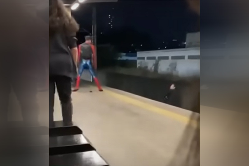 Jovem vestido de Homem-Aranha briga com outro homem que se intitulou Batman (Imagem: Redes sociais/Reprodução)