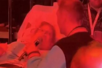 Vídeo gravado no hospital mostra Nick Carter cantando junto com a fã (Imagem: Redes sociais/Reprodução)