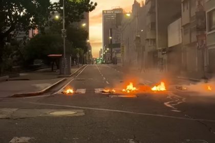 Rua em Caracas bloqueada com fogo: venezuelanos protestam contra resultado das eleições (Imagem: YouTube)