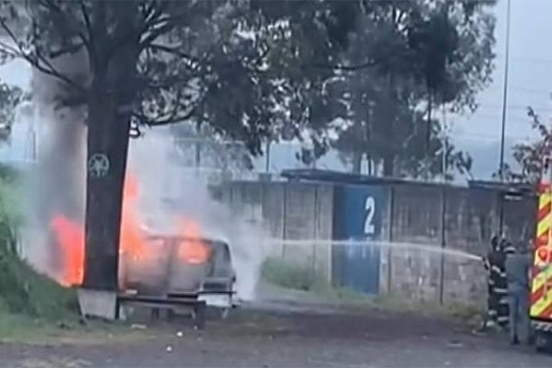 Carro foi incendiado com mulher dentro; ela morreu carbonizada (Imagem: YouTube/TV Globo)