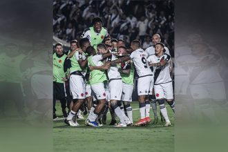 Jogadores comemoram gol de Davi na vitória do Vasco (Foto: Leandro Amorim/Vasco)
