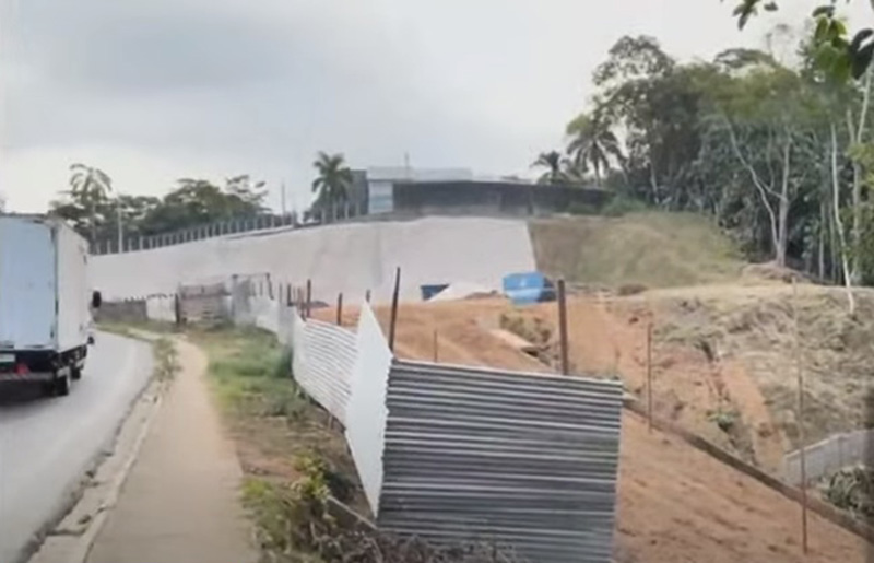 Talude é preparado para construção do posto de combustíveis (Foto: Divulgação)