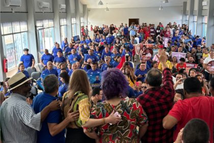 Comunistas no momento que declararam apoio à pré-candidatura de Marc elo Ramos a prefeito (Foto: Kaique Brilhante/Divulgação)
