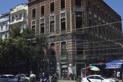 Deterioração da arquitetura em estilo renascentista é aparente (Foto: Milton Almeida/ATUAL)