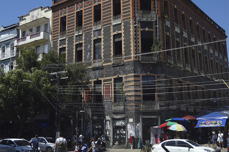 Deterioração da arquitetura em estilo renascentista é aparente (Foto: Milton Almeida/ATUAL)