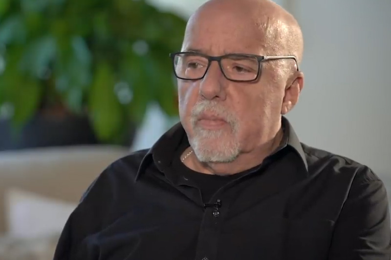 Escritor Paulo Coelho revela detalhes de tortura que sofreu na ditadura (Imagem: CNN/YouTube)