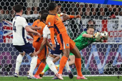 Inglaterra (de branco) marcou gol da vitória sobre a Holanda nos acréscimos (Foto: Eurocopainstagram/Divulgação)