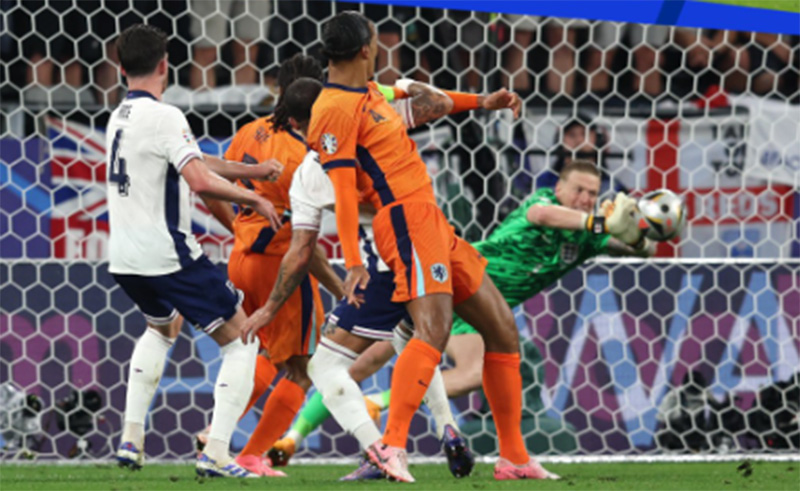 Inglaterra (de branco) marcou gol da vitória sobre a Holanda nos acréscimos (Foto: Eurocopainstagram/Divulgação)