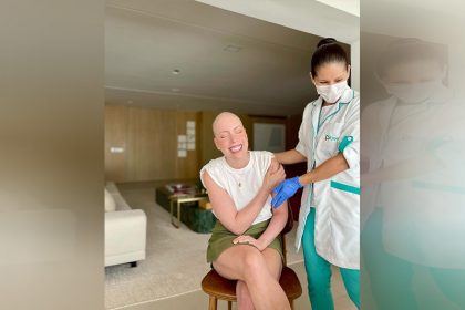 Fabiana Justus compartilhou momento em que foi vacinada (Imagem: Instagram/Reprodução)