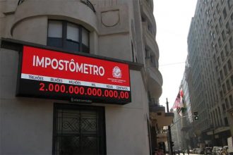 Imposto marca R$ 2 trilhões, volume arrecadado com tributos federais (Imagem: ACSP/YouTube/Reprodução)