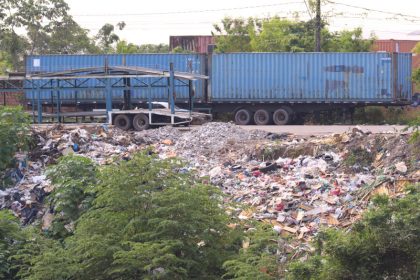 Lixeira avança sobre encosta às margens de avenida no Distrito Industrial de Manaus (Foto: Valter Calheiros/AM ATUAL)