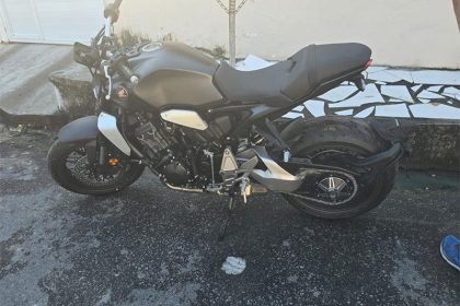 Moto Honda modelo CB 1000 foi recuperada pela polícia (Foto: PC-AM/Divulgação)