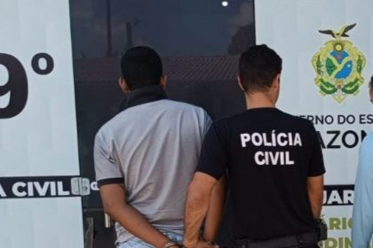 Momento em que um dos suspeitos é levado à delegacia (Foto: Divulgação/PC-AM)