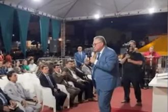 Pastor Washington Almeida durante pregação (Imagem: Reprodução/YouTube)