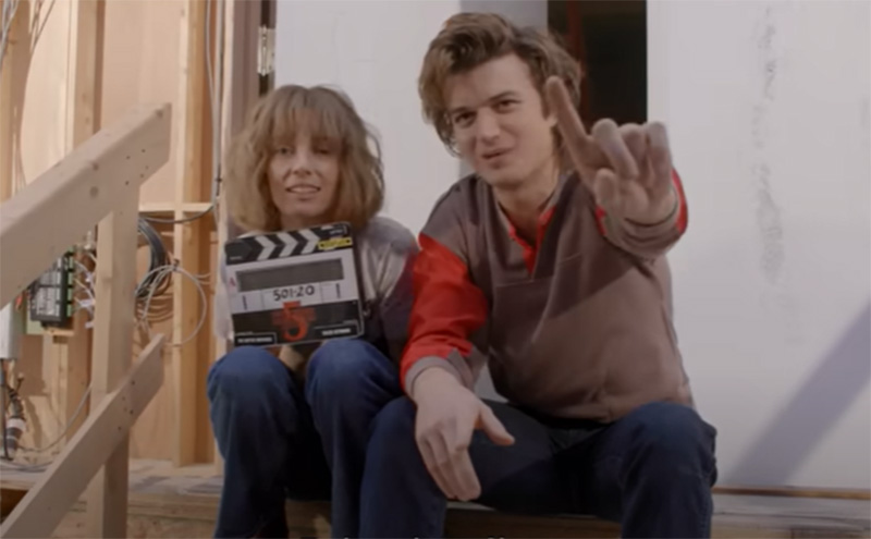 Maya Hawke e Joe Keery são parceiros de atuação em Stranger Things (Imagem: YouTube/)