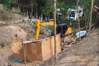 A ação teve o auxílio de tratores para derrubar as construções irregulares na área (Imagem: Divulgação/redes sociais)