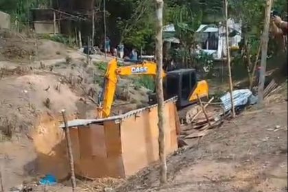 A ação teve o auxílio de tratores para derrubar as construções irregulares na área (Imagem: Divulgação/redes sociais)