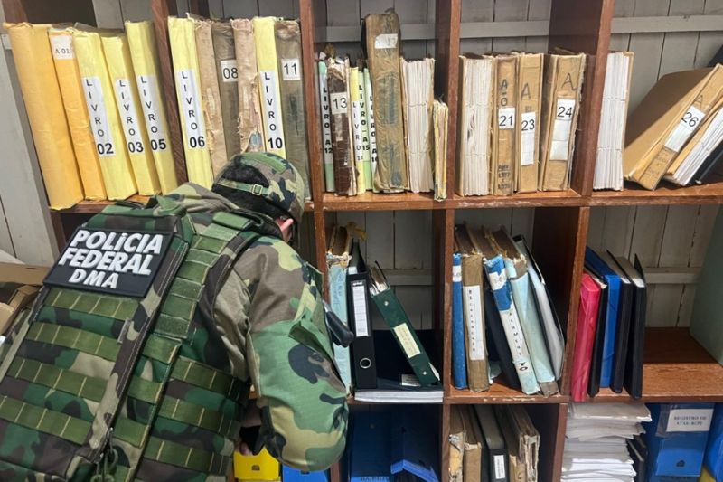 Ação de busca e apreensão no cartório do município (Foto: Divulgação/PF) 