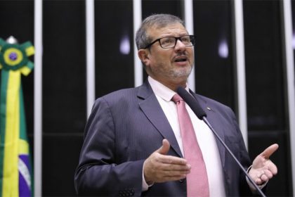Deputado Alexandre Lindenmeyer alega que doação de celulares apreendidos promove inclusão digital (Foto: Mário Agra/Agência Câmara)
