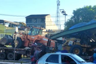 Tratores na carreta bateram na parte de cima da passarela derrubando a estrutura (Foto: AM ATUAL)