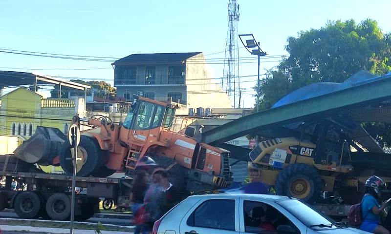 Tratores na carreta bateram na parte de cima da passarela derrubando a estrutura (Foto: AM ATUAL)