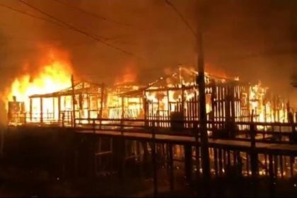 14 residências foram destruídas com o incêndio (Imagem: Divulgação/redes sociais)