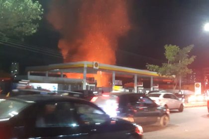 Bombeiros tiveram dificuldade para cessar local das casas (Foto: rede social/Reprodução)