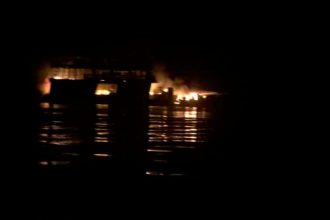 Barco incendiado no Rio Negro