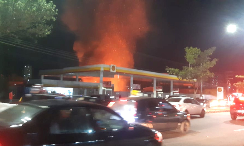 Bombeiros tiveram dificuldade para cessar local das casas (Foto: rede social/Reprodução)