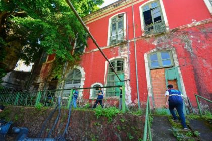 O Museu do Porto e a Casa Vermelha fazem parte do Conjunto Arquitetônico e Paisagístico do Porto de Manaus, tombado pelo Iphan desde 1987 (Foto: Clóvis Miranda / Semcom)