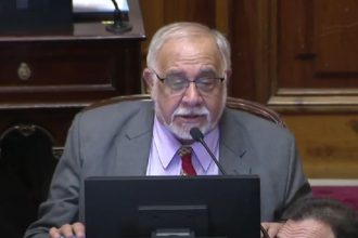 O senador sugeriu a venda de filhos durante sessão plenária no país (Imagem: Reprodução/YouTube)